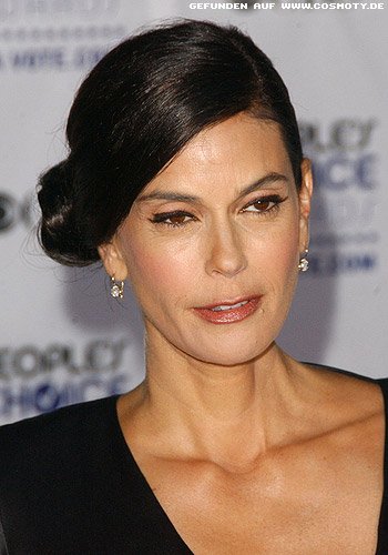 Teri Hatcher mit seitlich drapiertem Knoten