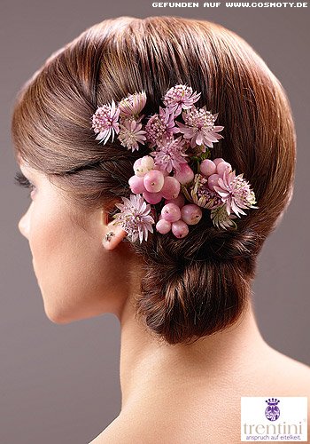 Tiefer Chignon seitlich gesteckt & mit Blüten geschmückt