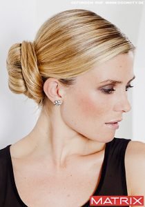 Frisuren Bilder: Tiefer Knoten zum streng gekämmten Haar - Frisuren, Haare
