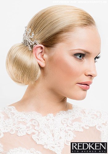 Tief gesteckter Chignon mit Strass-Schmuck