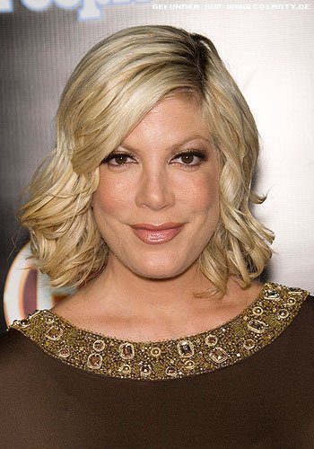 Tori Spelling mit leicht gestuftem Bob