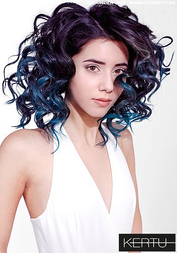 Üppig gelocktes Haar mit blau gesträhnen Haarspitzen