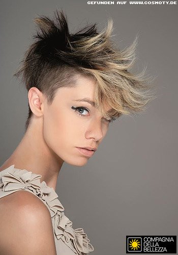 Undercut im frechen Irokesen-Styling mit starken Kontrasten