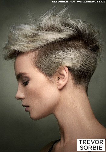 Undercut mit dunkler getöntem Ansatz und Irokesen-Styling