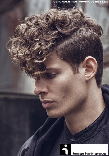 Undercut mit üppigen Locken im Deckhaar