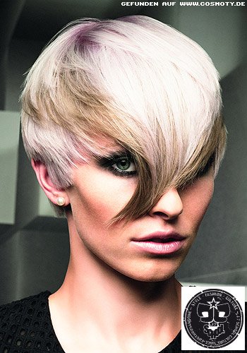 Verschiedene Blond-Töne betonen den spitz gestylten Pony