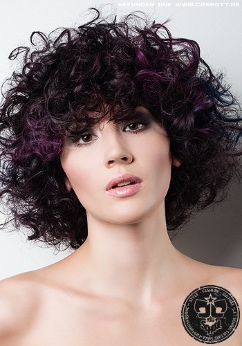 Viele kleine Locken formen den Bob