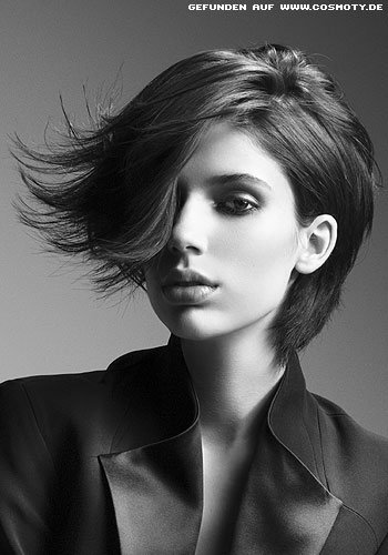 Volumiger Stufenschnitt mit seitlichem Long-Pony
