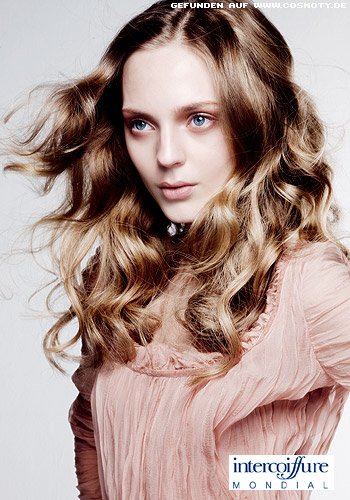 Wallende Locken in blondem Haar