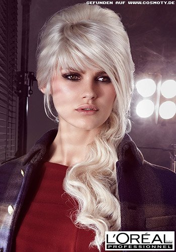 Weißblondes Haar zur Hälfte gesteckt