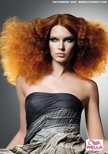 Wilde Afrolocken zu glattem Ansatz
