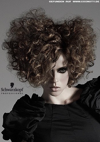 Wilder Look durch stark ausgekämmte Locken