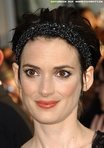 Winona Ryder: Glitzerhaarband hält das Haar zurück