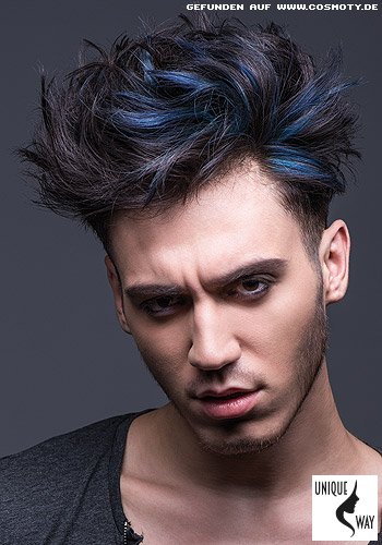 Frisuren Bilder: Wuschelig gestylter Kurzhaarschnitt mit blauen Strähnen - Frisuren...
