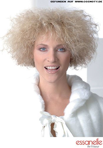 Zarter Afro-Look mit kinnlangen Haaren