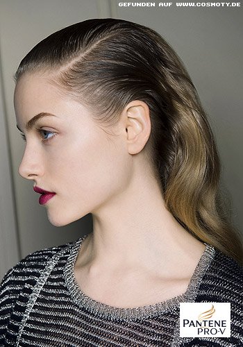 Zurückgekämmter Sleek-Look mit viel Gel