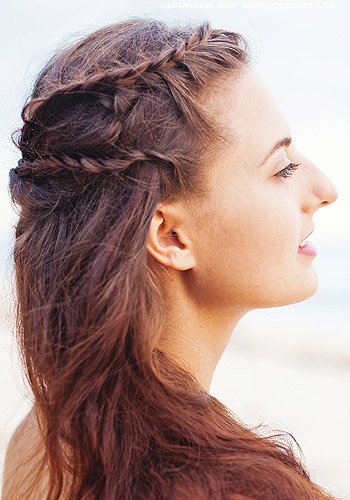 Zwei geflochtene Zöpfe bändigen die Beachwaves