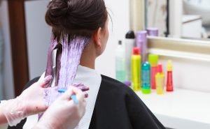 haarfarbe auftragen friseur