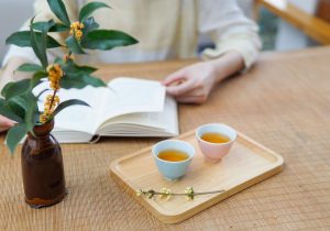 Osmanthus in einer Vase und als Tee