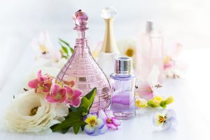 Parfum auf dem Tisch