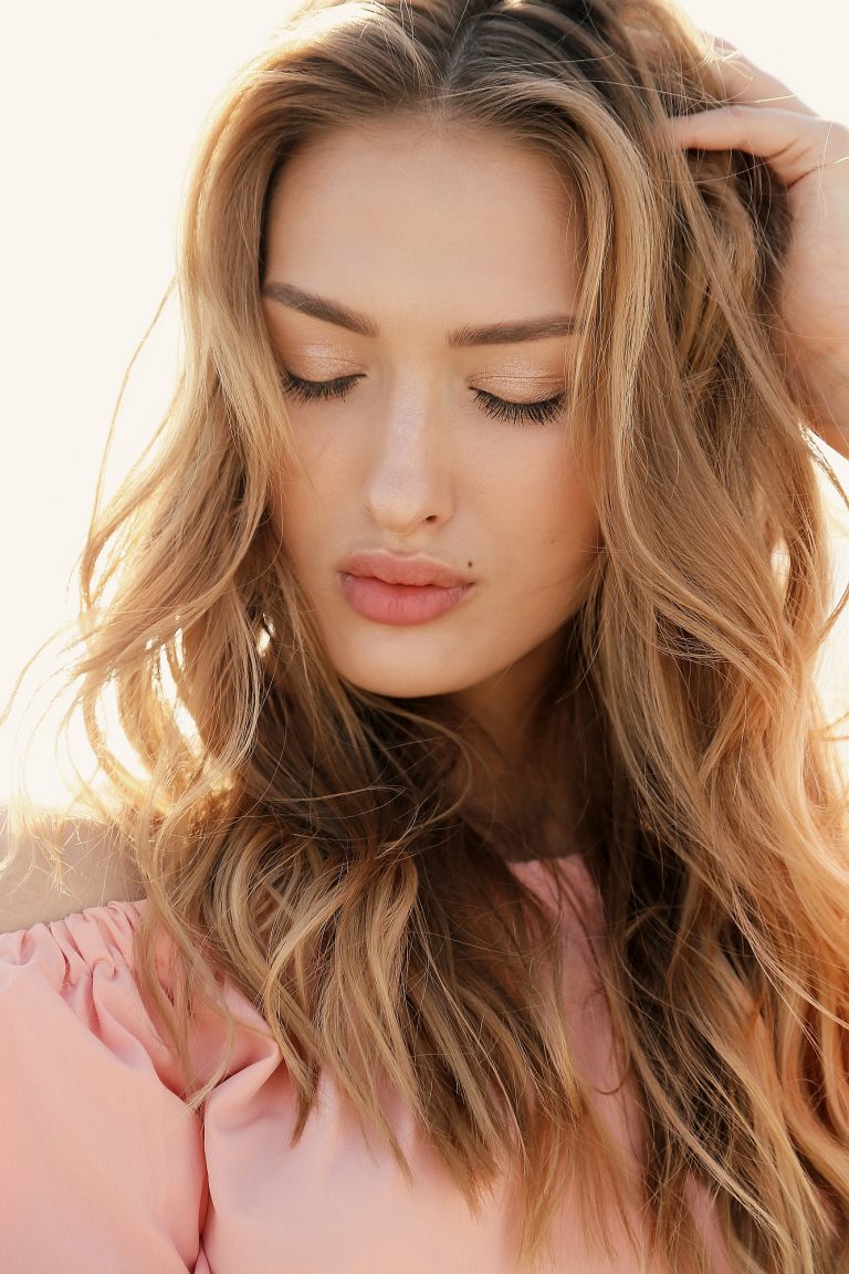 Foilyage: So zaubern Sie einen natürlichen Beach-Look in Ihr Haar