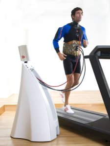 Ein Mann trainiert mit einem Hypoxi Vacunaut auf einem Laufband 