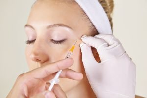 Kraehenfuesse mit Botox oder Hyaluron behandeln Soforthilfe Augenfalten