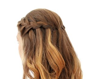 frau mit waterfall braids