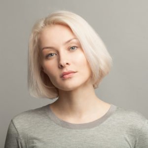 Frau mit weißblonden Haaren und heller Haut