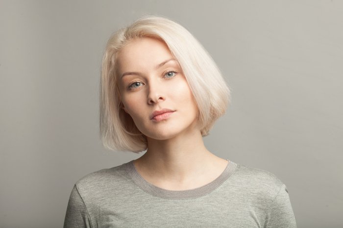 Frau mit weißblonden Haaren und heller Haut