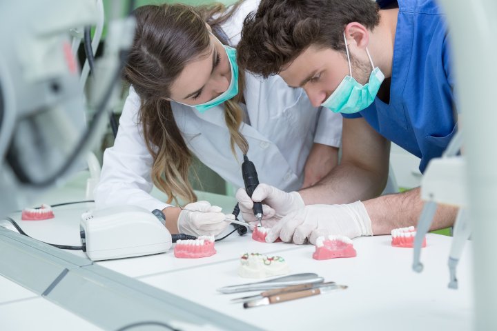 Zahntechniker und Zahnmediziner haben immer bessere Methoden entwickelt. Zu den erfolgreichsten Korrektur-Methoden zählt Invisalign. Bei Erwachsenen werden die Kosten jedoch nicht von der Krankenkasse übernommen.