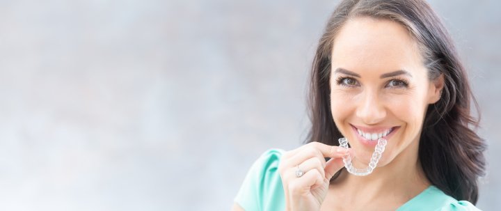 Schöne Zähne und Zahnkorrekturen sind auch im hohen Alter möglich, z.B. mit Invisalign