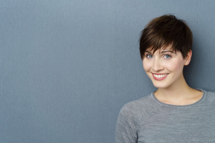 Ein Pixie Cut führt zu einer gravierenden Typveränderung und passt zu jeder Haarfarbe bei jungen wie auch älteren Frauen.