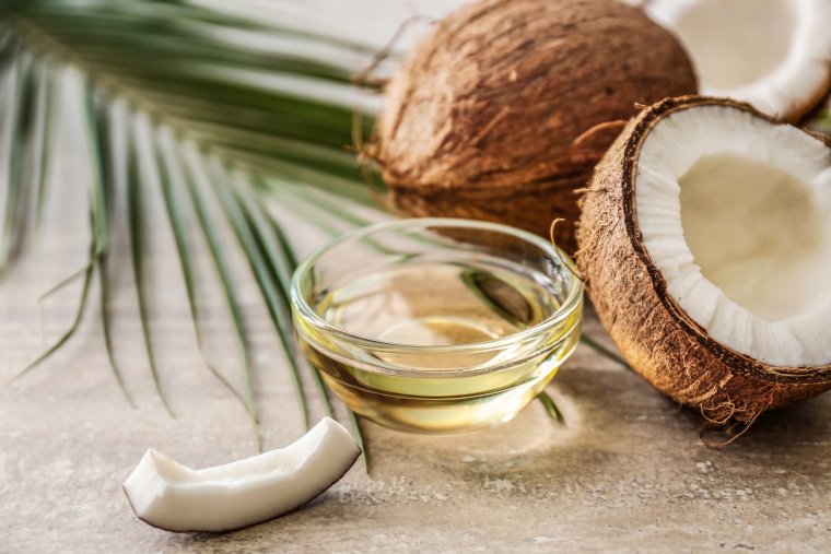 Kokosöl pflegt nicht nur gut, sondern riecht auch sehr angenehm und verleiht ihrer Sonnencreme einen sommerlichen Urlaubsduft.