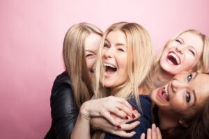 Gruppe junger Frauen macht Partyfoto