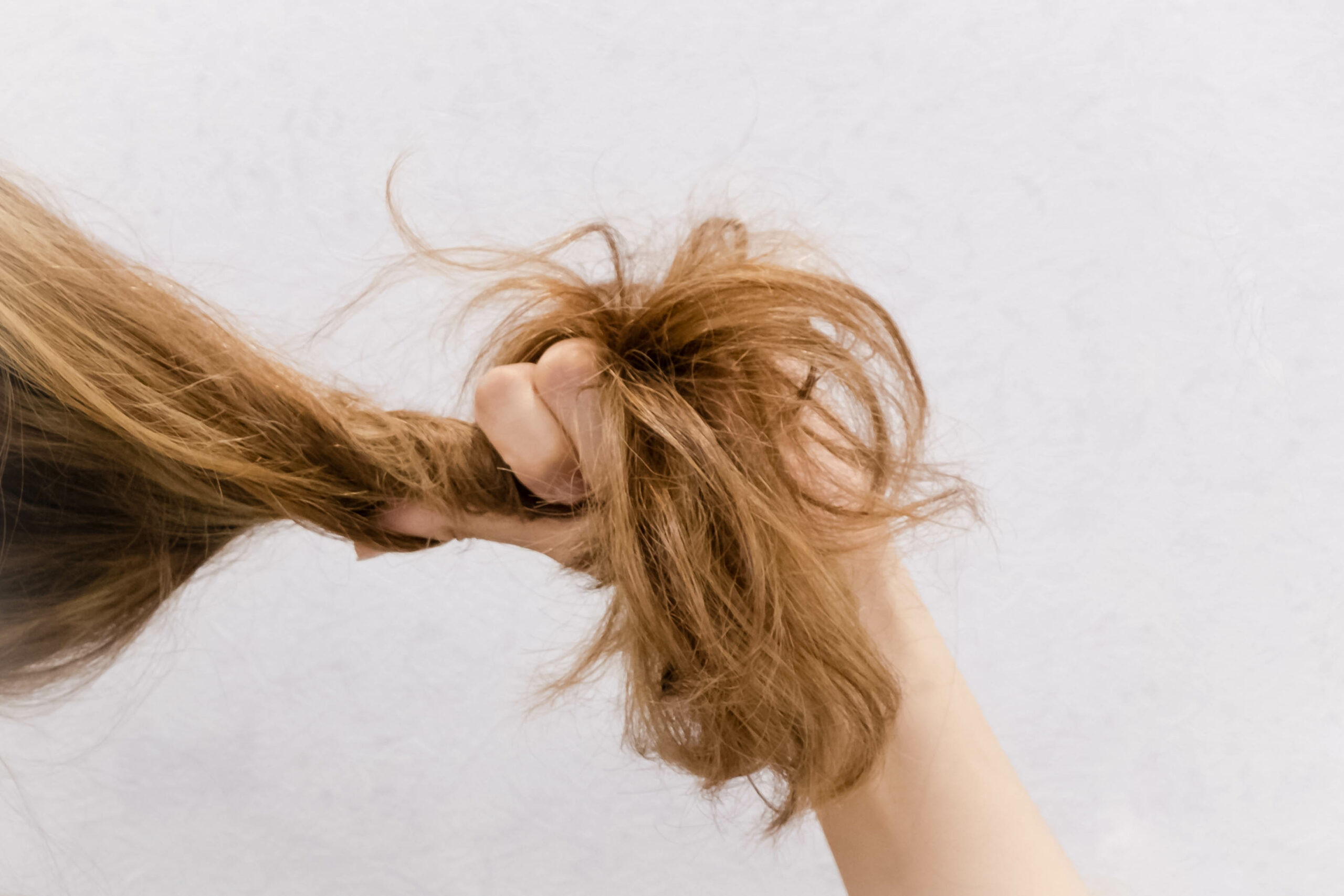 frau zieht an trockenen haaren