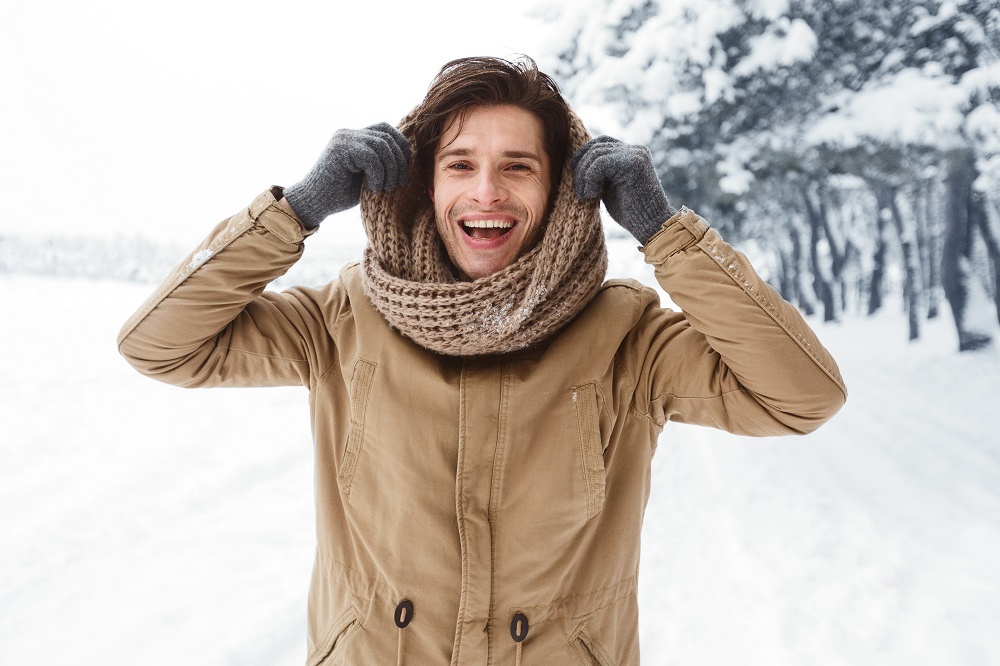 mann im schnee mit schal