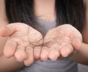 ausgefallene haare einer frau