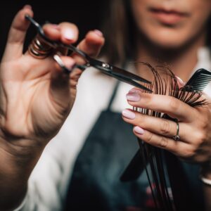 friseurin-schneidet-haare