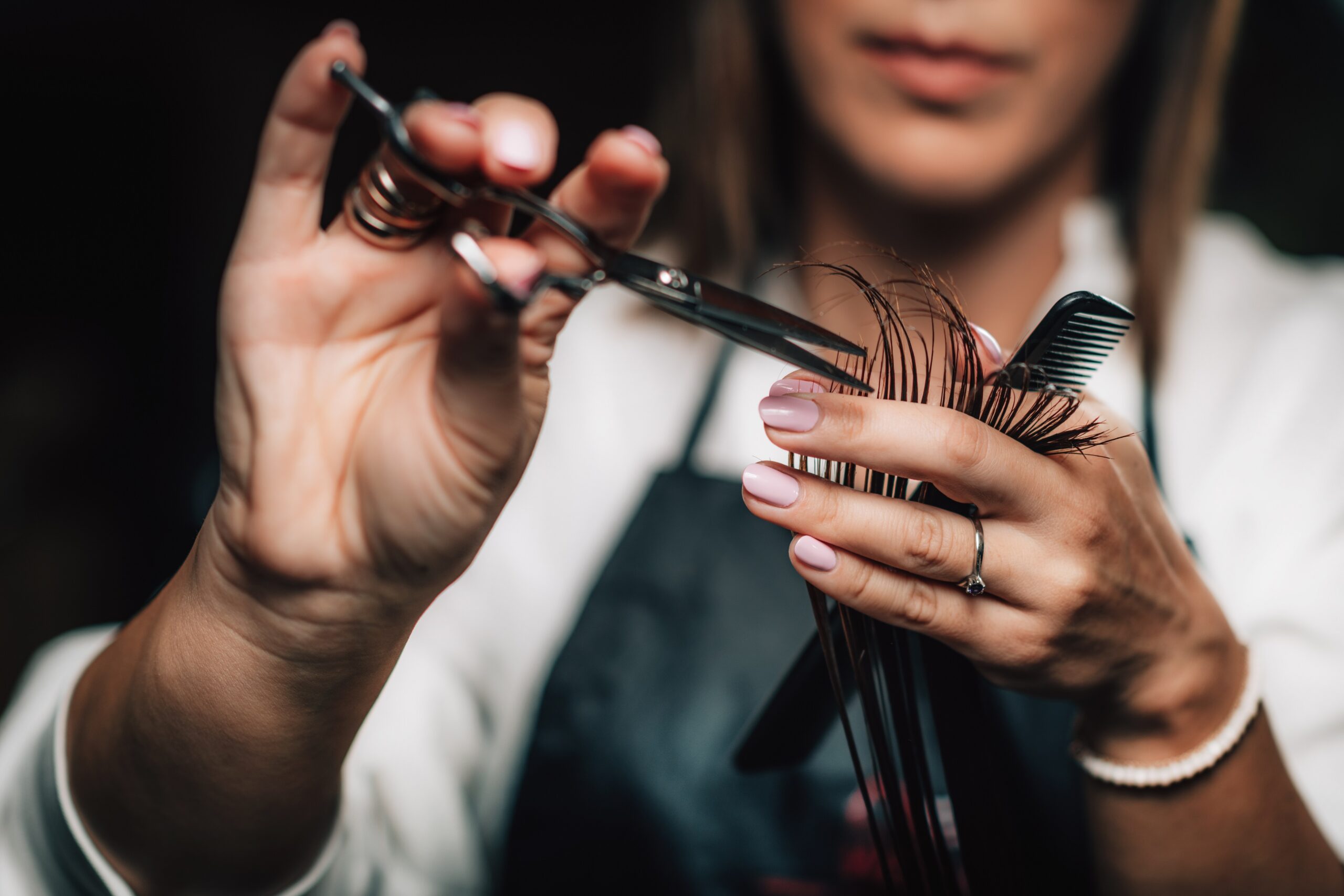 friseurin-schneidet-haare