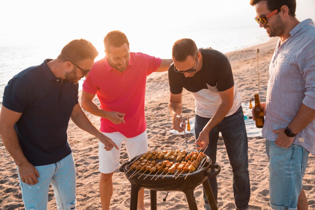 maenner am grill bei stilvollem maennerabend