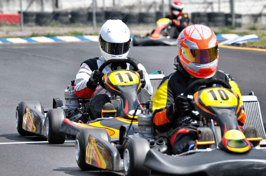 maenner auf der kart bahn