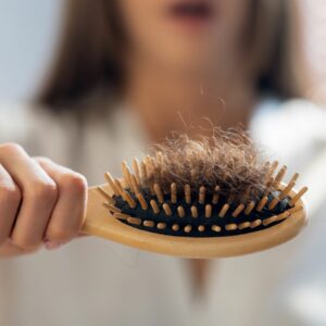 frau mit buerste haarausfall