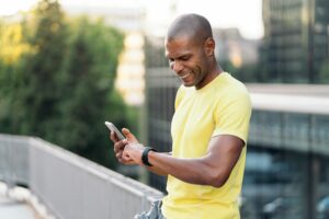 mann beim training mit smartwatch