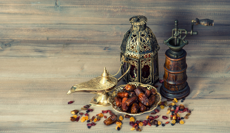 Türkischer Schwarztee (Cay) und orientalische Aromen nach dem Essen gehören zu den traditionellen Ritualen im Orient.