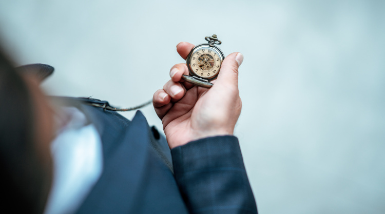 Eine Vintage Taschenuhr ist das perfekte Accessoire zu einem eleganten Anzug mit Weste.