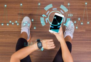 mensch beim fitnesstraining mit smartwatch