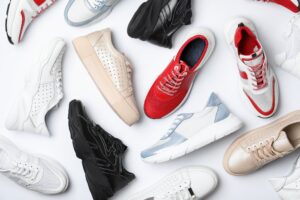 plateau-sneaker-in-verschiedenen-designs-auf-weissem-boden