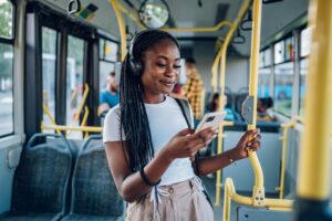 frau nutzt ihr smartphone im bus
