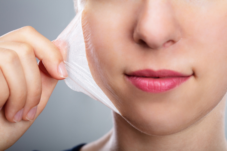 Strahlende Gesichtshaut: Peelings, Feuchtigkeit und UV-Schutz